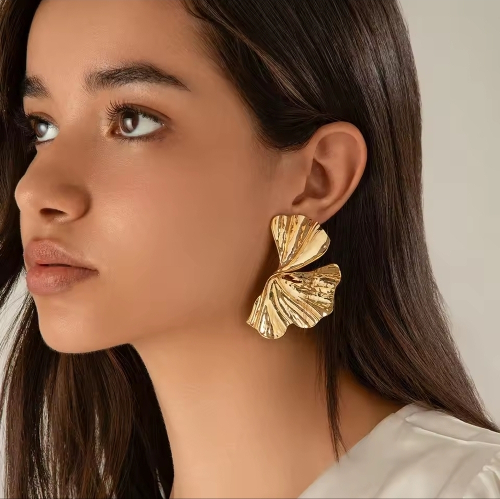 Gold Shell Earrings - Picture 3 of 9